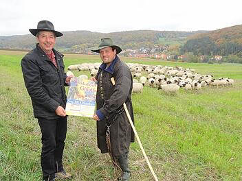 Josef Kolb (links) und Julian Schulz (rechts) freuen sich auf den 7. Weideabtrieb mit dem 2. Ginolfser Rhönschaf-Hütepokal.  Foto: Marion Eckert