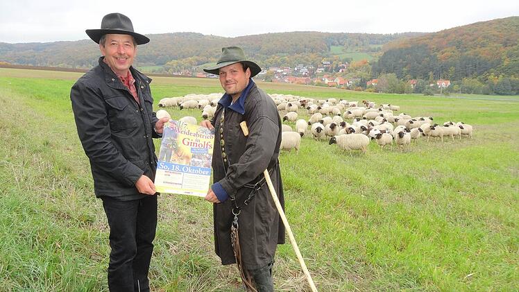 Josef Kolb (links) und Julian Schulz (rechts) freuen sich auf den 7. Weideabtrieb mit dem 2. Ginolfser Rhönschaf-Hütepokal.  Foto: Marion Eckert