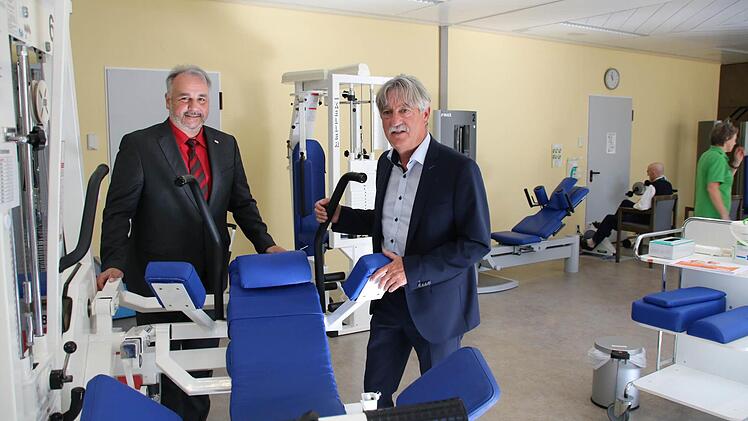 Wolfgang Flaig (DAK Bad Kissingen, l.) und Toni Hauck (Manager der Kliniken Heiligenfeld) stellten den Gesundheitsreport vor.  Foto: Ronald Heck