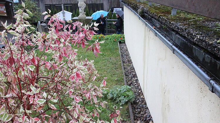 Eine Möglichkeit eines behindertengerechten Zuwegs zu Friedhof und Kirche in Zeyern böte sich hinter dem Pfarrsaal. Foto: Friedwald Schedel