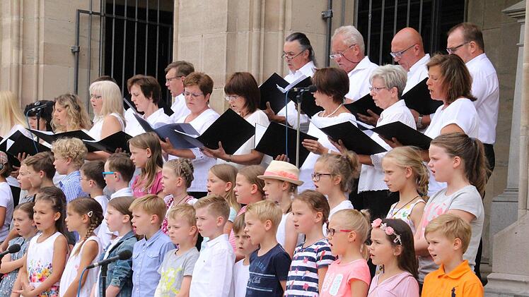 Einzige Programmänderung: der Chor der Pestalozzischule trat gemeinsam mit dem Gesangverein Waldeslust 1901 Spittelstein auf.
