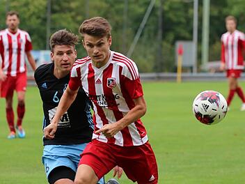 War mal wieder auffälligster Offensivspieler des FC Fuchsstadt: Dominik Halbig (vorne).Sebastian Schmitt