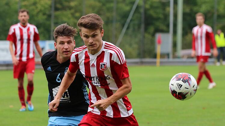 War mal wieder auffälligster Offensivspieler des FC Fuchsstadt: Dominik Halbig (vorne).Sebastian Schmitt