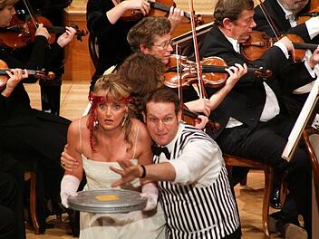 Dass ihr Publikum etwas zu lachen hat, ist Iva Simon das Wichtigste. Für sie ist die Operette die "Liebe zum Menschen". Dieses Jahr organisiert die Künstlerin gemeinsam mit ihrem Mann den 20. Operettenzauber in Bad Kissingen. Der findet heuer am Samstag, 7. September, im Regentenbau statt. Foto: Frank Freihofer