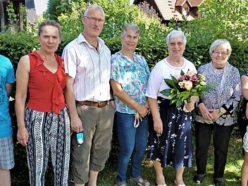 Hildegard Hüller (mit Blumen) mit ihrer Familie und weiteren Geburtstagsgästen Foto: Werner Reißaus