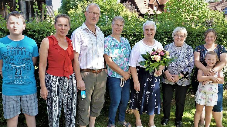 Hildegard Hüller (mit Blumen) mit ihrer Familie und weiteren Geburtstagsgästen Foto: Werner Reißaus