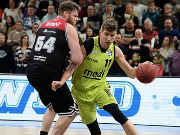 Kein großer Faktor im Spiel der Gießener war John Bryant (links), der hier vom Bayreuther Andreas Seiferth geschlagen wird. Foto: Peter Mularczyk