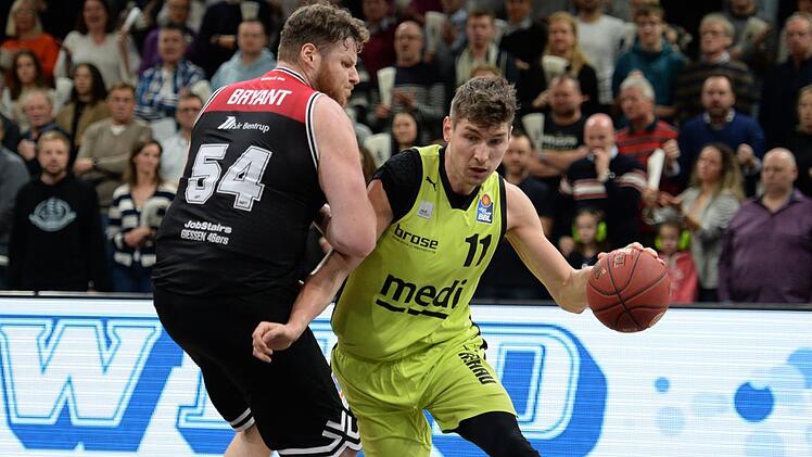 Kein großer Faktor im Spiel der Gießener war John Bryant (links), der hier vom Bayreuther Andreas Seiferth geschlagen wird. Foto: Peter Mularczyk