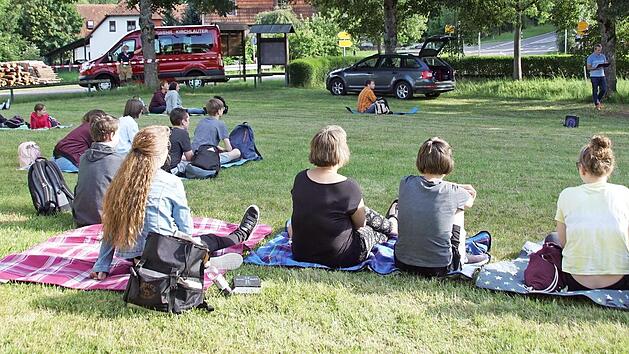 Auf ihren Picknickdecken sa&szlig;en die Teilnehmer des Kiliani-Jugendgottesdienstes in Kirchlauter.  Foto: sw
