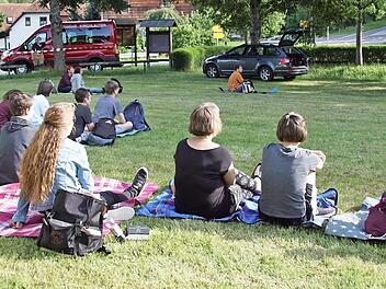Auf ihren Picknickdecken saßen die Teilnehmer des Kiliani-Jugendgottesdienstes in Kirchlauter.  Foto: sw