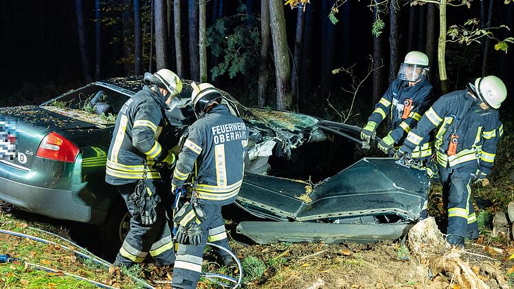 Oberhaid: 18-J&auml;hriger prallt mit Auto gegen Baum