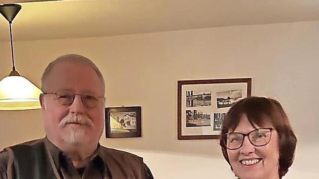 Gerald Geier hat f&uuml;r seinen Einsatz im SPD-Ortsverein Hammelburg die Ehrenurkunde und die Anstecknadel in Gold erhalten. Das Bild zeigt ihn mit der Vorsitzenden Ursula Wiegel.