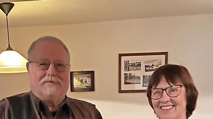 Gerald Geier hat für seinen Einsatz im SPD-Ortsverein Hammelburg die Ehrenurkunde und die Anstecknadel in Gold erhalten. Das Bild zeigt ihn mit der Vorsitzenden Ursula Wiegel.