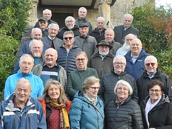 Diese Frauen und M&auml;nner geh&ouml;rten dem Gr&uuml;ndungsjahrgang der ehemaligen Berufsaufbauschule Hofheim an. Nach 54 Jahren trafen sie sich in Kraisdorf zu einem Wiedersehen.