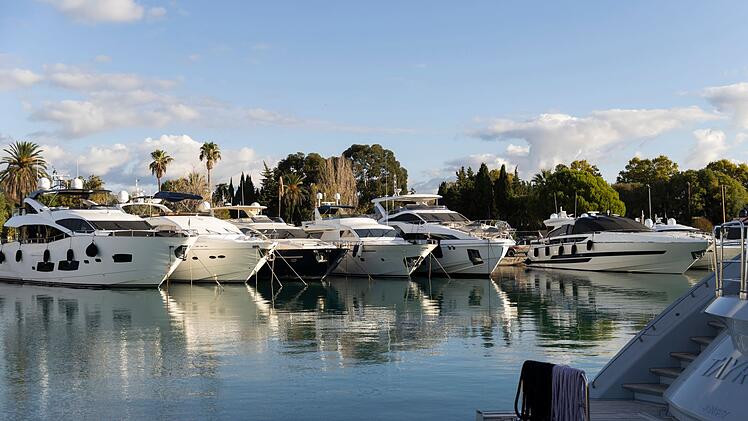 Wer eine der teuren Luxusyachten verkauft, kann oft selbst mit &uuml;ber einer Millionen Euro Provision rechnen, wird in "Yacht Deals Monaco" betont.
