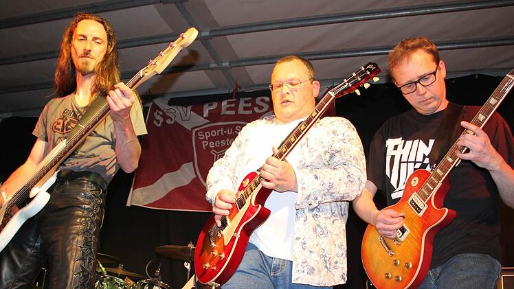 "Pearly Gates"-Gitarrist Gregor Zech (rechts) tr&auml;gt den Namen seiner Lieblingsband auf der Brust. Gemeinsam mit Dieter Dressel (Mitte) und Bassist Volker Pezoldt spielt er am 6. Oktober im "TECnet Zentrum" in Burkersdorf die Lieder von "Thin Lizzy" nach. Foto: Stephan St&ouml;ckel