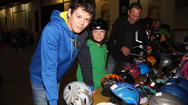 Familie Dippold macht den Sicherheitscheck: Kilian Dippold (10) hat auf Anhieb einen schwarzen Helm gefunden - und Bruder Elias (13) und Papa Frank standen beratend zur Seite.
