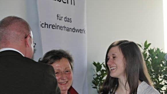 Freudestrahlend nimmt die beste Absolventin des 59. Kurses, Marie Wegner (rechts) mit einem Notendurchschnitt von 1,07, die Glückwünsche von Schulleiter Dr. Oliver Dünisch und Kursleiterin Halla Kondler (von links) entgegen. Foto: Helmut Will