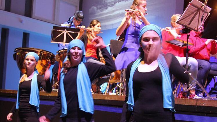 Die Tanzgruppe von Sarah Ferner illustrierte die Operette mit einem Wellen-Tanz. Fotos: Sonja Adam