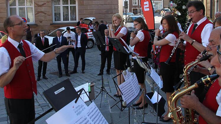 Auch auf der Rathaustreppe gab die Gruppe "Sparkassen-Blech" gestern ein Standkonzert. Foto: Alexander Hartmann