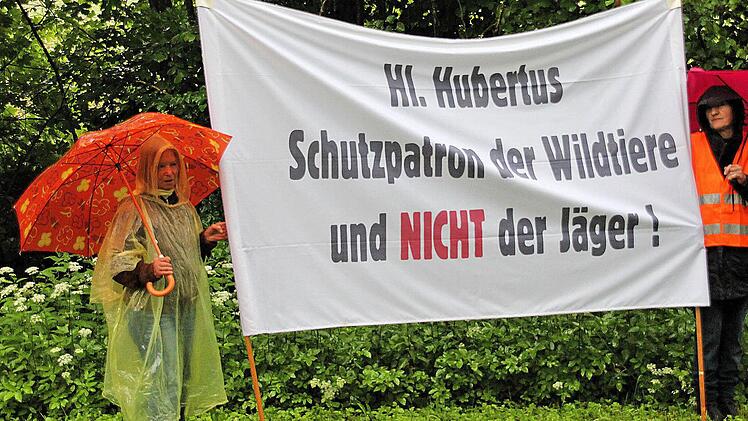 Nur vier Tierschützer protestierten heuer vor der Talkirche gegen die Hubertusmesse. Foto: Dieter Britz