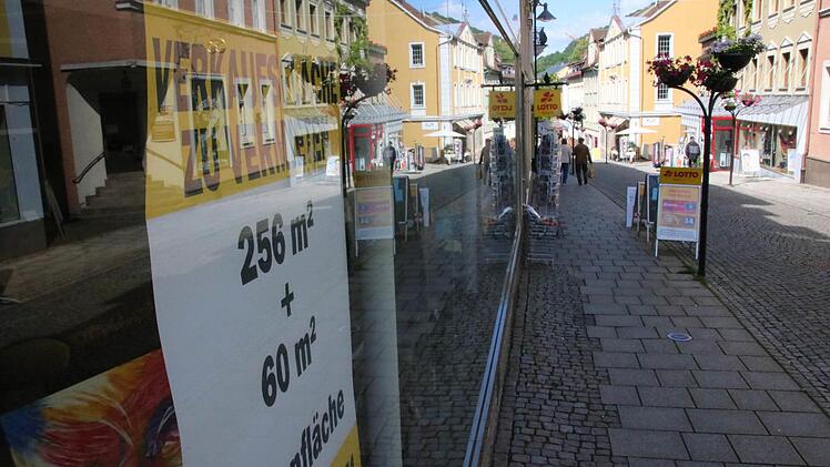 Rund um den Bad Brückenauer Kirchturm stehen jede Menge Läden und Gaststätten leer. An den Mieten liegt es laut Matthias Jost vom Haus- und Grundbesitzerverein Bad Brückenau aber nicht. Foto: Ralf Ruppert