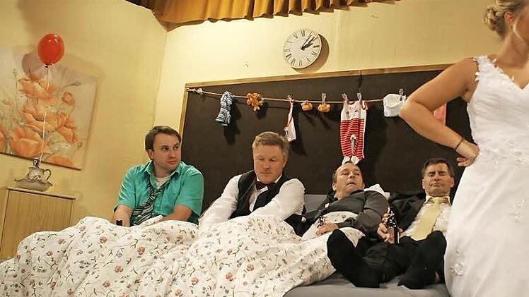 Die Braut ist sauer - die Herren im Bett! Foto: Stefan Motschenbacher