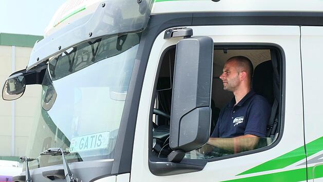Gatis Upitis macht gerade eine Ausbildung zum Berufskraftfahrer. Foto: Alex Sanderkoch