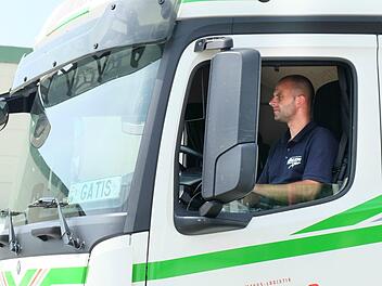 Gatis Upitis macht gerade eine Ausbildung zum Berufskraftfahrer. Foto: Alex Sanderkoch