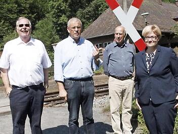 Alfred Trabert von der Dampfbahn, Bürgermeister Hanngörg Zimmermann und Jürgen Kränzlein (von links) erläutern Anette Kramme die Pläne für die Gestaltung des denkmalgeschützten Bahnhofs-Areals in Behringersmühle.  Fotos: Josef Hofbauer
