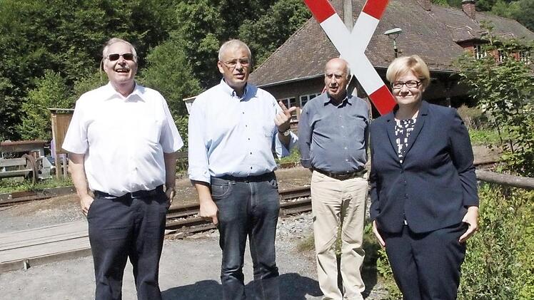 Alfred Trabert von der Dampfbahn, Bürgermeister Hanngörg Zimmermann und Jürgen Kränzlein (von links) erläutern Anette Kramme die Pläne für die Gestaltung des denkmalgeschützten Bahnhofs-Areals in Behringersmühle.  Fotos: Josef Hofbauer