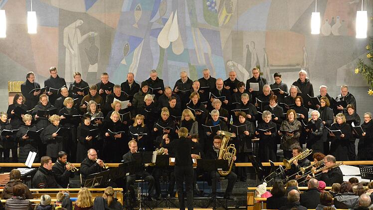 Nicht nur die Chöre des Liederkranzes Bad Bocklet, sondern auch der Projektchor der Pfarreiengemeinschaft "St. Franziskus im Steigerwald" sowie das Ensemble Compagnia di Brasso wirkten mit. Fotos. Björn Hein