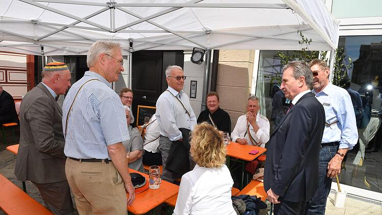 "Grüßgottle!" Günther Oettinger traf in Coburg Bekannte aus Studentenzeiten. Foto: Ronald Rinklef