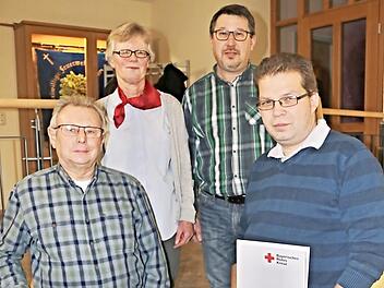 Bereits seit 45 Jahren leistet Robert Albrecht (links) ehrenamtlichen Dienst für das BRK. 20 Jahre tut das Uwe Bayer (rechts). Dafür wurden sie vom stellvertretenden Kreisbereitschaftsleiter Dieter Kirstner (hinten, rechts) und der Untermerzbacher Bereitschaftsleiterin Anita Köhler (hinten, links) geehrt. Foto: Helmut Will