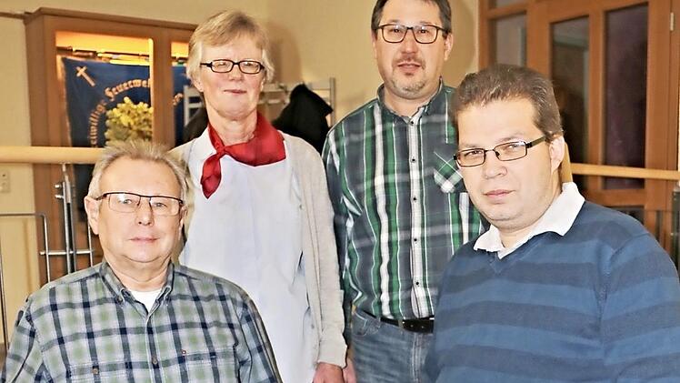 Bereits seit 45 Jahren leistet Robert Albrecht (links) ehrenamtlichen Dienst für das BRK. 20 Jahre tut das Uwe Bayer (rechts). Dafür wurden sie vom stellvertretenden Kreisbereitschaftsleiter Dieter Kirstner (hinten, rechts) und der Untermerzbacher Bereitschaftsleiterin Anita Köhler (hinten, links) geehrt. Foto: Helmut Will