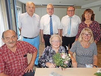 Betty Hacke (mit Blumen) im Kreise der Gratulanten Foto: Horst Wunner