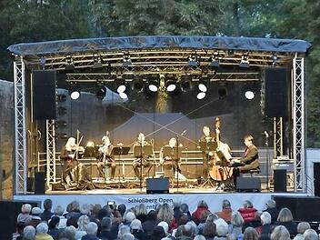 Kultur auf dem Königsberger Schlossberg: Das Süddeutsche Kammerensemble unter Leitung von Markus Elsner war musikalischer Begleiter der Solisten, spielte aber auch eindrucksvoll Solostücke.  Foto: Gerold Snater