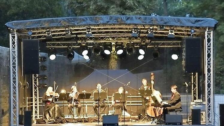 Kultur auf dem Königsberger Schlossberg: Das Süddeutsche Kammerensemble unter Leitung von Markus Elsner war musikalischer Begleiter der Solisten, spielte aber auch eindrucksvoll Solostücke.  Foto: Gerold Snater