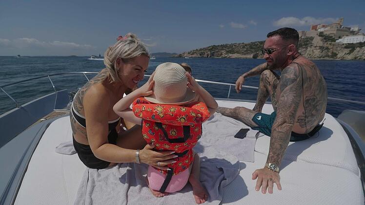 Christian und Dominique Eckerlin entspannen mit ihren Kindern auf einem Boot.