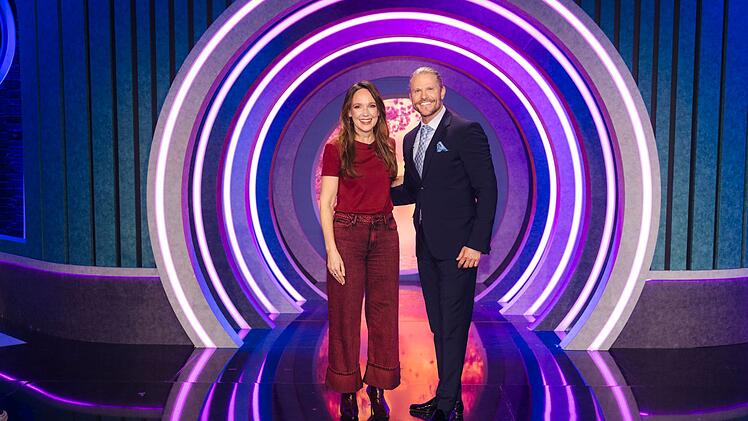 Gemeinsam mit Ex-Bachelor Paul Janke verkuppelt Carolin Kebekus Singles aus ihrem Publikum.