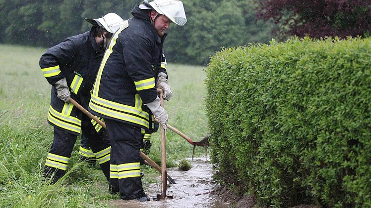 Bereits am Sonntag musste die Feuerwehr ausrücken. Hier in Schammelsdorf drohten Häuser vom aufgestauten Regenwasser überschwemmt zu werden. Foto: News5 / Herse
