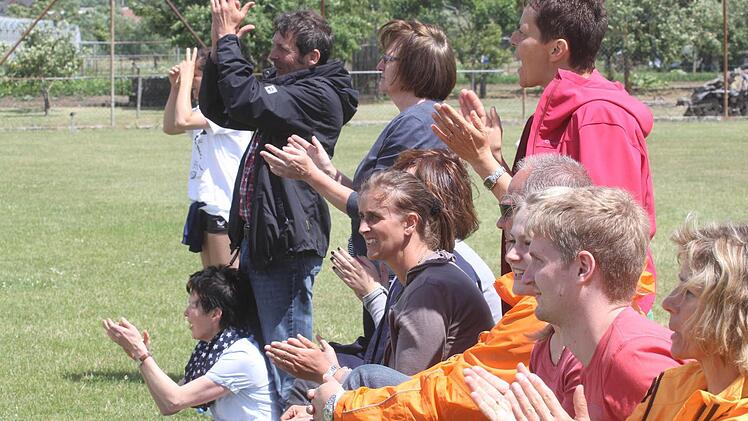 Die Segnitzer Zuschauer feuern ihr Team zum Spielgewinn gegen den TSV Grafenau an. Foto: Gerd Ludwig
