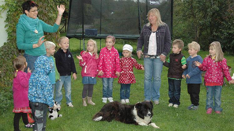 Ute Leyh (links) kümmerte sich rührend um ihre kleinen Gäste vom Kindergarten Rentweinsdorf. Foto: Gerhard Schmidt