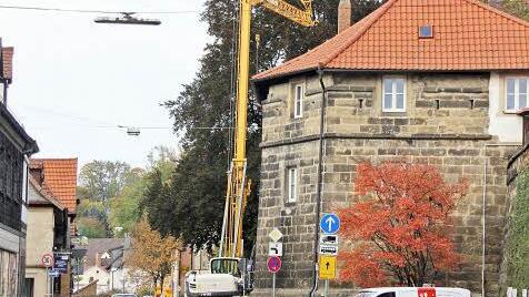 Ab heute ist die Schwedenstraße stadtauswärts nicht nur halbseitig gesperrt, sondern ab der Klosterbrücke total. Grund ist, dass die Oberflächenentwässerung an den Kanal angedockt wird.
