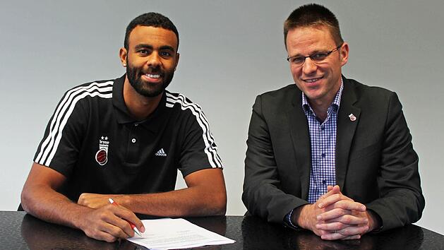 Josh Shipp und Rolf Beyer, Gesch&auml;ftsf&uuml;hrer der Brose Baskets, bei der Vertragsunterzeichnung am Montag. Foto: PR