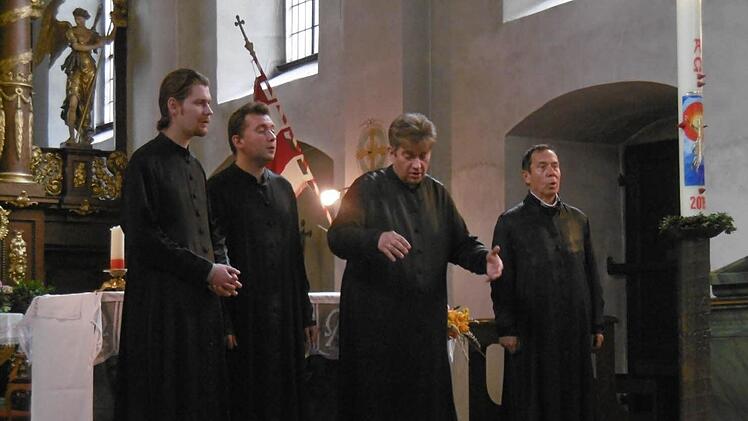 Leiter Vladislav Belikov (3. von links) und seine drei Mitstreiter Andrey Porlamarchuk, Pavel Klimeshov und Anatolyi Obrazcow begeisterten als St.-Daniels-Chor auf dem Kreuzberg. Foto: Regina Rinke