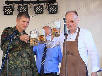 Oberstleutnant Jörg Schaffelke, 2. Bürgermeister Michael Kastl und Bürgermeister Helmut Blank haben in Münnerstadt das Stadtfest "Musik und Märkte" mit dem Bieranstich eröffnet.