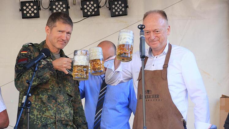 Oberstleutnant Jörg Schaffelke, 2. Bürgermeister Michael Kastl und Bürgermeister Helmut Blank haben in Münnerstadt das Stadtfest "Musik und Märkte" mit dem Bieranstich eröffnet.