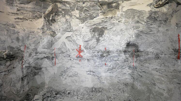 Die Markierungen für die Bohrlöcher sind rot auf dem Anhydrit aufgemalt. Foto: Ronald Rinklef