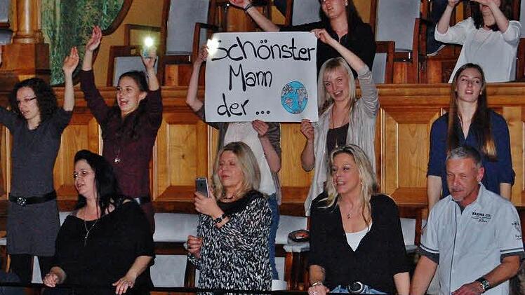 Für den "schönsten Mann der Welt" halten zwei Fans auf dem Balkon den Schauspieler und Sänger Tom Beck. Fotos: sigismund von Dobschütz